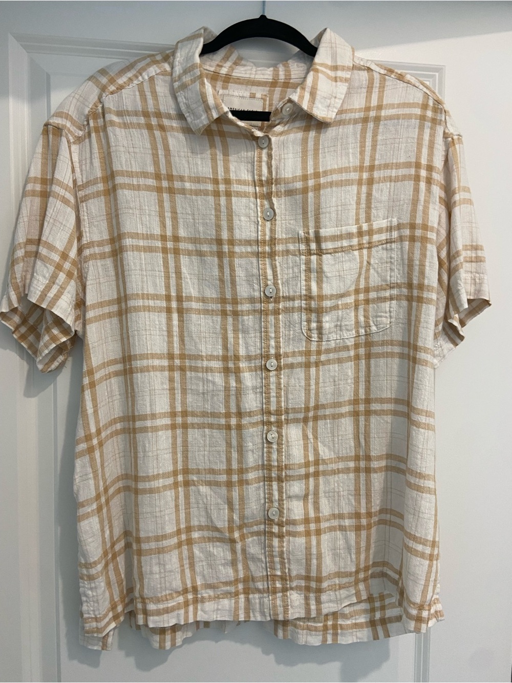 American Eagle Outfitters Cream and Tan Plaid Short-Sleeve Button-Down